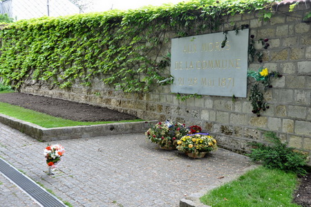 Стена, у которой были расстреляны парижские коммунары
