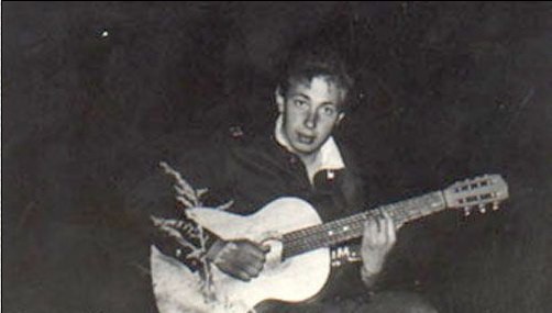 Сергей Кузнецов с гитарой